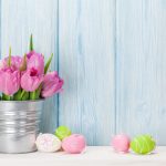 Bunte Blumen lassen darüber hinaus eine tolle Osterstimmung entstehen. Bildquelle: Shutterstock.com