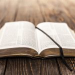 Anlässlich des 500. Tages der Reformation ist eine Jubiläumsausgabe der “Bibel” erschienen. Bildquelle: shutterstock.com