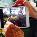 Computer oder Tablet – Brigitte Würtz bewegt sich auch mit 98 Jahren sicher in der digitalen Welt. Bildquelle: 59plus GmbH