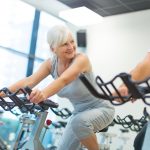 Fitness-Studios gehören schon lange nicht mehr nur der jungen Generation, auch die Generation 59plus hält sich aktiv fit. Bildquelle: © Shutterstock.com