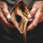 Inzwischen leider keine Seltenheit mehr – leere Geldbörsen bei den Rentnern. Wie kann die Grundsicherung helfen? Bildquelle: shutterstock.com