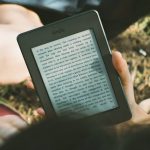 Der eBook-Reader ist ein platzsparender Begleiter vor allem auf Reisen. Bildquelle: Pixabay.de