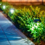 Vermitteln Sie durch Lichteffekte im Garten das jemand zuhause ist. Bildquelle: © Shutterstock.com