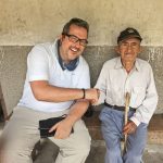 Der Fotograf Karsten Thormaehlen mit dem 105-jährigen Javier Delgado aus Tumianuma, Equador. Bildquelle: ©Karsten Thormaehlen