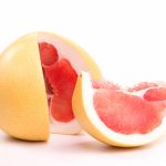 Eine Vitamin C Bombe – Pomelo. Bildquelle: shutterstock.com