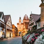 Deutschland ist bekannt für seine Fachwerkromantik, wie hier in Rothenburg ob der Tauber. Bildquelle: Roman Kraft/Unsplash.com