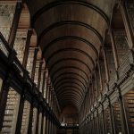 Die alte Bibliothek am Trinity College in Dublin ist unbedingt einen Besuch wert. Bildquelle: © Donatella D’Anniballe / Unsplash.com