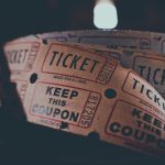Seien Sie mutig und kaufen Sie einfach mal ein Ticket für ein Konzert, einen Kinobesuch oder einen Museumsbesuch. Es wird ganz bestimmt eine tolle Erfahrung! Bildquelle: © Igor Ovsyannykov / Pixabay