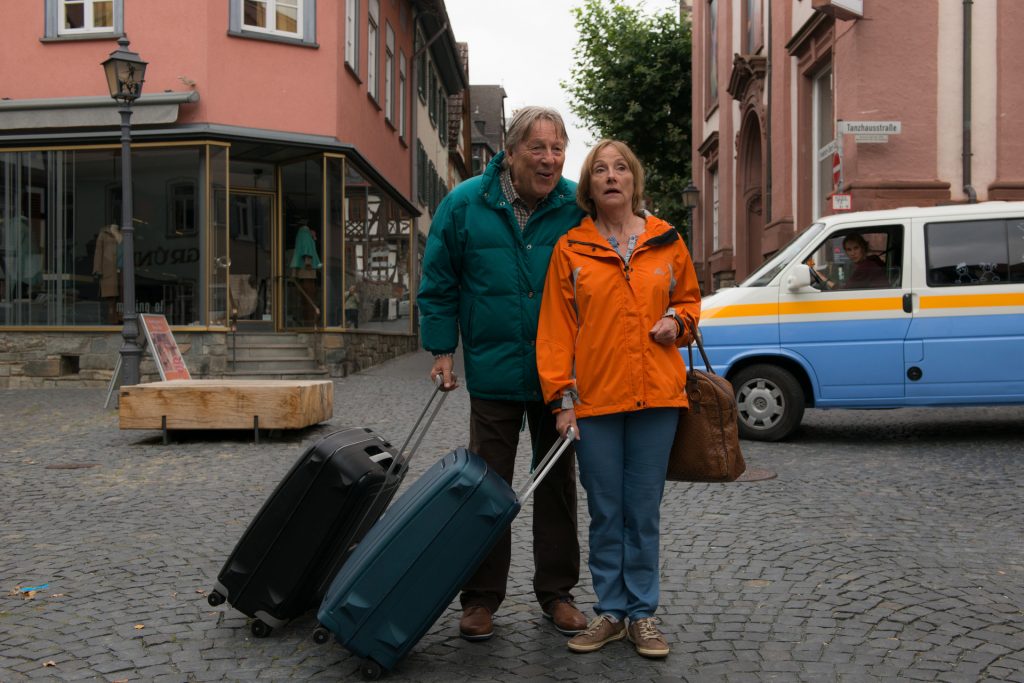 Seit vielen Jahren kennen sich Ruth Reinecke und Hansjürgen Hürrig vor und auch hinter der Kamera. Bildquelle: © ZDF / Christian Lüdecke