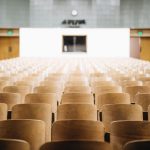 Heute sind Studenten im Alter 59plus keine Seltenheit mehr im Hörsaal. Bildquelle: © Nathan Dumlao / Unsplash.com