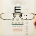 Durch regelmäßige Kontrollen können Sie Ihre Sehkraft immer wieder überprüfen und die Brille damit korrigieren lassen. Bildquelle: © David Travis / Unsplash.com