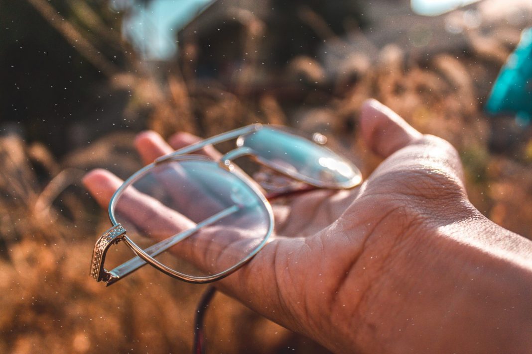 Die Gleitsichtbrille ist für viele von uns eine enorme Erleichterung, aber auch eine finanzielle Herausforderung. Bildquelle: © Andy Hyd / Unsplash.com