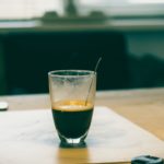 Den Kaffee kann man auch mit einer E-Cigarette ganz wunderbar genießen. Bildquelle: © Echo Grid / Unsplash.com