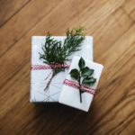 Kleine Geschenke zwischendurch erheitern die Freundschaft und die Partnerschaft. Bildquelle: © Kari Shea / Unsplash.com