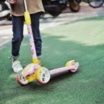 Nicht nur die Optik, sondern auch die Funktionalität von einem Roller für Kinder ist sehr wichtig. Bildquelle: © Pan Xiaozhen / Unsplash.com