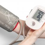 Ein Blutdruckmessgerät ermöglicht es uns auf eine einfache Weise selbst Vorsorge zu betreiben. Bildquelle: © Mockup Graphics / Unsplash.com