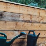 Ein Hochbeet kann sogar auf dem Balkon seinen Platz finden und schon unseren Rücken enorm bei der Gartenarbeit. Bildquelle: © Markus Spiske / Unsplash.com