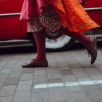 Rot und Orange dürfen in jedem Fall kombiniert werden und setzen damit einen farblichen Akzent zur trüben Jahreszeit. Bildquelle: © Clem Onojeghuo / Unsplash.com