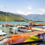 Der Kalterer See bietet eben nicht nur Alpenpanorama, sondern auch aktive Wassersportmöglichkeiten wie am Meer. Bildquelle: © Alin Andersen / Unsplash.com