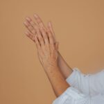 Die Nagelhaut spielt eine wichtige Rolle für gepflegte Hände und sollte unbedingt richtig behandelt oder entfernt werden. Bildquelle: © Fellipe Ditadi / Unsplash.com