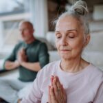 Meditations- oder Yogaübungen lassen sich vor allem zuhause ganz wunderbar mit Räucherstäbchen unterstützen. Bildquelle: © Getty Images / Unsplash.com