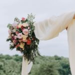 Die Erneuerung des Eheversprechens ist ein schöner Anlass ein rauschendes Fest mit den Angehörigen und Freunden zu feiern. Bildquelle: © Samantha Gades / Unsplash.com