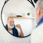 Da viele von uns inzwischen mit den eigenen Zähnen alt werden, sind auch Zahnkorrekturen in der Generation 59plus keine Seltenheit mehr. Bildquelle: © Getty Images / Unsplash.com