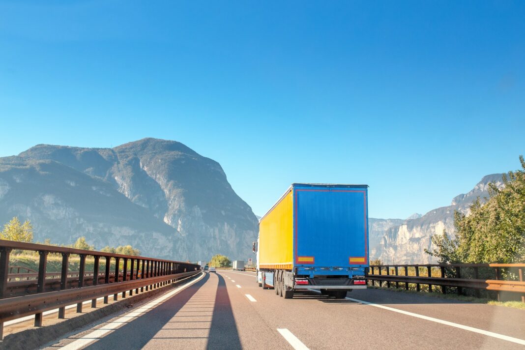 Ein großer Anteil des Güterverkehrs erfolgt nach wie vor über den LKW Transport. Bildquelle: © Getty Images / Unsplash.com