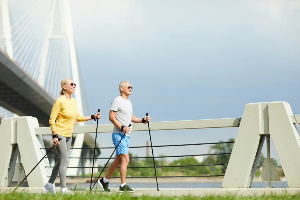 Die tägliche Dosis Bewegung kann sich jeder z. B. über Walking zuführen. Bildquelle: Getty Images / Unsplash.com