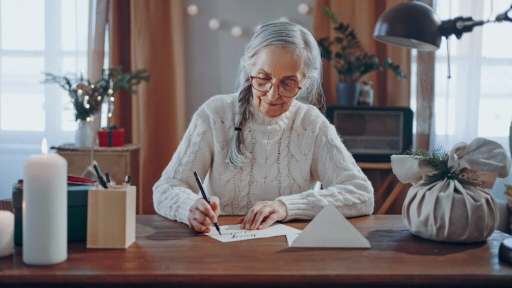 Egal ob es sich um eine Einladung zum Weihnachtsessen oder zu einem Geburtstag handelt, eine Einladungskarte aus Papier und handgeschrieben ist immer eine besondere Freude. Bildquelle: © Getty Images / Unspalsh.com