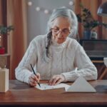 Egal ob es sich um eine Einladung zum Weihnachtsessen oder zu einem Geburtstag handelt, eine Einladungskarte aus Papier und handgeschrieben ist immer eine besondere Freude. Bildquelle: © Getty Images / Unspalsh.com