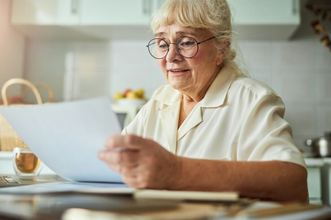 Es ist sehr wichtig auch das Kleingedruckte zu lesen und die Konditionen zu prüfen, bevor man den Anbieter wechselt. Bildquelle: © Getty Images / Unsplash.com