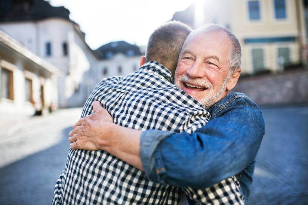 Da viele Kinder heute bereits im Ausland arbeiten und nicht mehr in unmittelbarer Nähe zum Wohnort der Eltern wohnen, bedeutet ein Umzug z. B. in die Schweiz keine größere Herausforderung. Bildquelle: © Getty Images / Unsplash.com