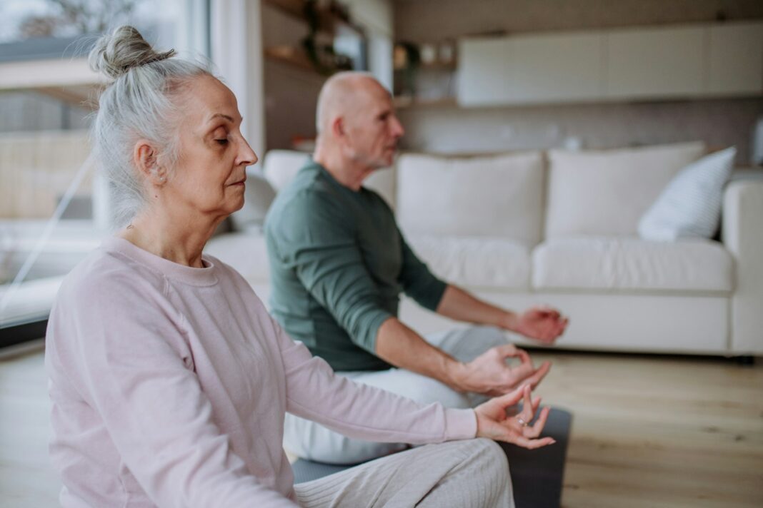 Meditieren Sie doch ganz einfach zuhause - mit der Meditationsapp AWAVE haben Sie Zugriff auf unterschiedlichste Formen der Meditation. BIldquelle: © Getty Images /Unsplash.com