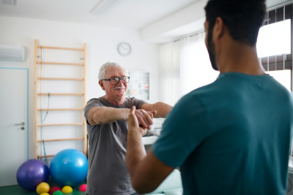 Neben Hilfsmitteln wie einem Rollator oder Treppenlift, ist aber auch die regelmäßige Bewegung so wichtig, um die eigene Mobilität zu erhalten oder wieder zu aktivieren. Bildquelle: © Getty Images / Unsplash.com