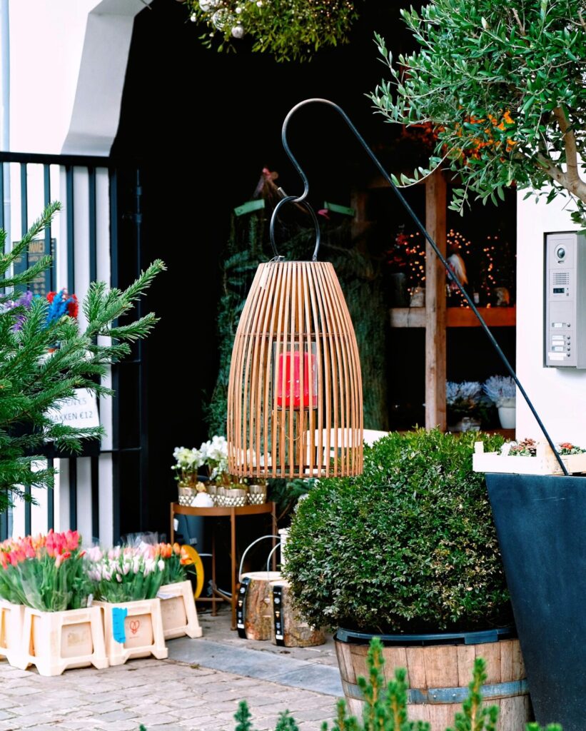 Vor allem mit der richtigen Beleuchtung bekommt der Balkon oder die Terrasse nochmal eine ganz andere Gemütlichkeit. Bildquelle: © Marcus Loke / Unsplash.com