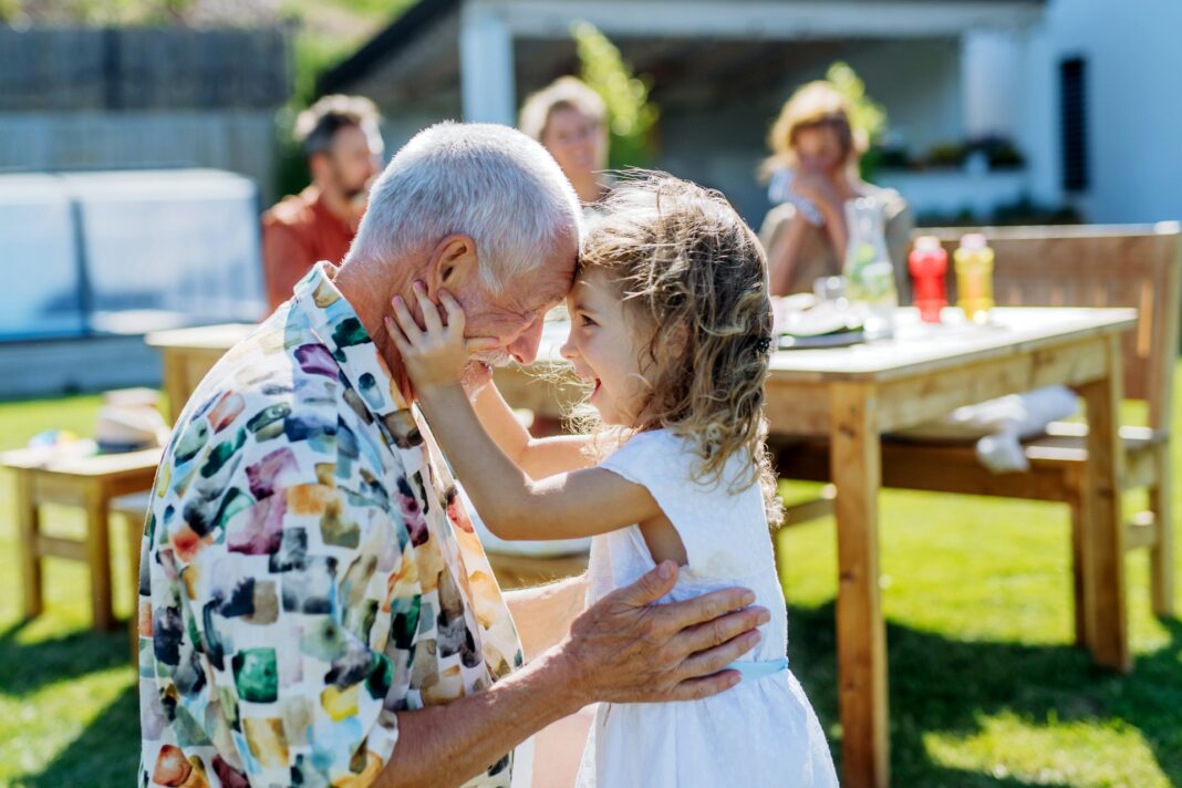 Mit einem personalisierten Geschenk punkten Sie ganz sicher enorm bei Ihrem Enkelkind. Bildquelle: © Getty Images / Unsplash.com