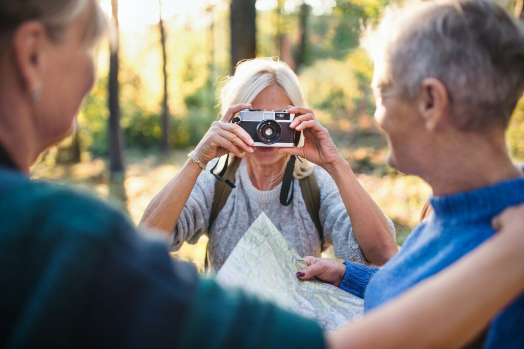 Eine bestehende Harninkontinenz - die vor allem keine Frage des Alters ist - sollte auf keinen Fall den Alltag und die gemeinsamen Aktivitäten mit Freunden:innen beeinträchtigen. Bildquelle: © Getty Images / Unsplash.com