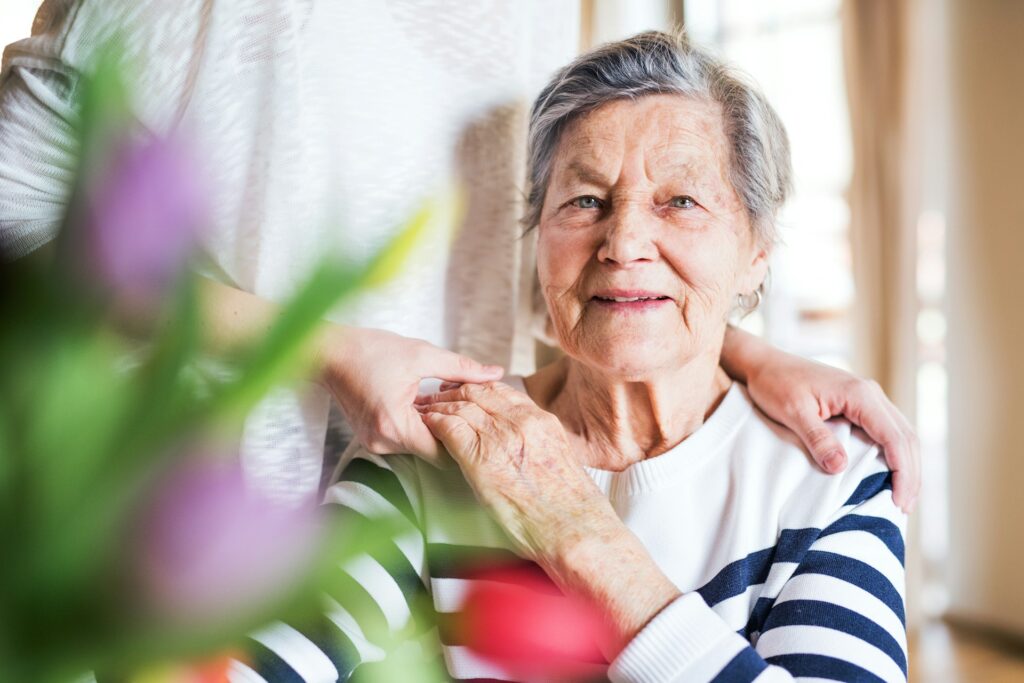 Durch professionelle Unterstützung werden vor allem die pflegenden Angehörigen stark entlastet. Bildquelle: © Getty Images / Unsplash.com