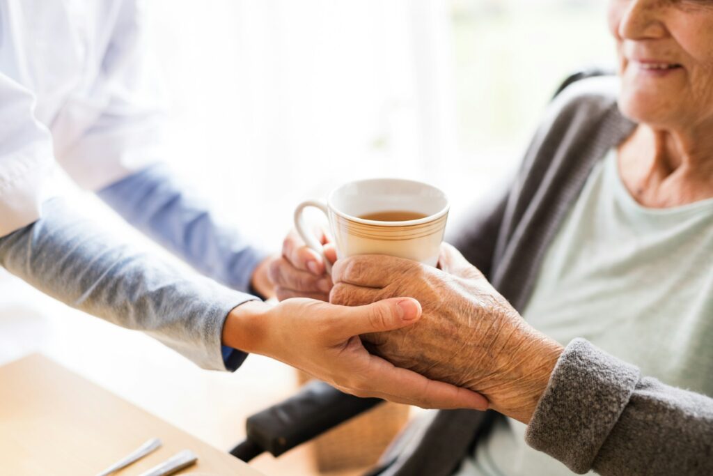 Die Pflegekraft sollte in jedem Fall eine entsprechende Ausbildung vorweisen können. Bildquelle: © Getty Images / Unsplash.com