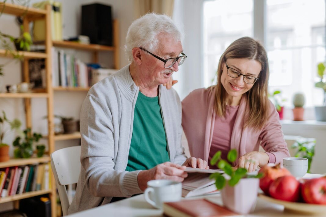 Die Aufgaben einer 24-Stunden-Betreuung sind ganz unterschiedlich und sollten möglichst gut auf die zu pflegende Person abgestimmt sein. Bildquelle © Getty Images / Unsplash.com