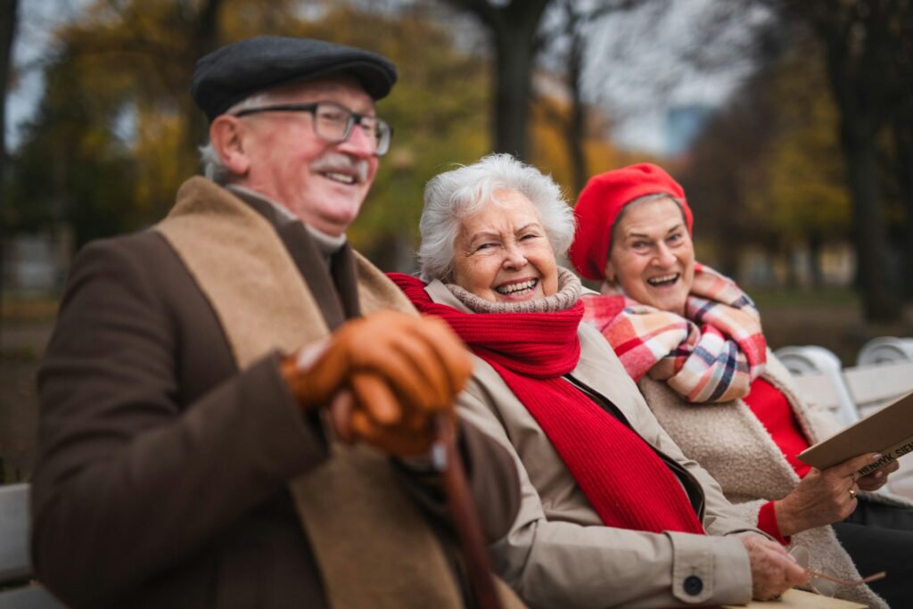 Auch wenn es manchmal mühsam ist, die Pflege von bestehenden Freundschaften und Kontakten ist vor mit zunehmendem Alter ganz besonders wichtig. Bildquelle: ©Getty Images / Unsplash.com