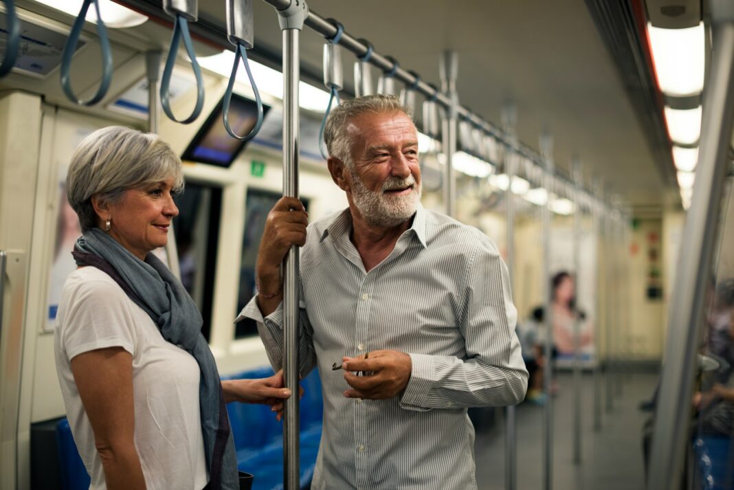 Öffentliche Verkehrsmittel stehen in der Regel nur in größeren Städten zur Verfügung - hier können aber auch private Fahrdienste eine gute und vor allem flexible Alternative sein. Bildquelle: © Getty Images / Unsplash.com