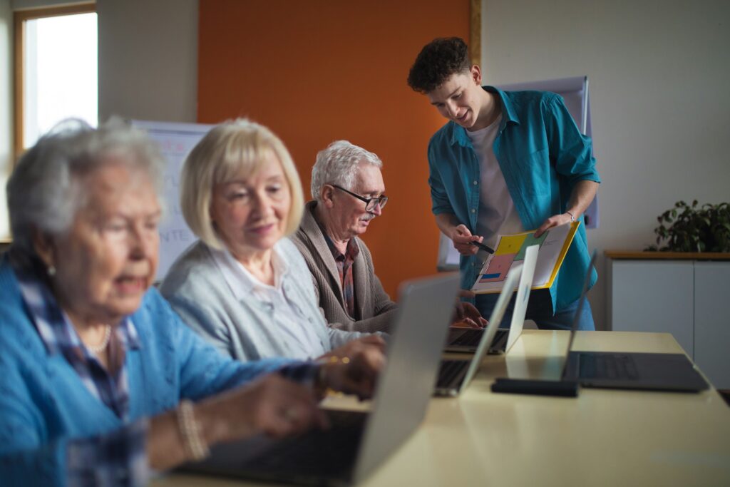 Wenn man allein nicht zurecht kommt, dann hilft es einen Kurs z. B. bei der Volkshochschule zu besuchen. Hier lernen Sie wie sie den Computer/Laptop mit dem Drucker verbinden. Bildquelle: © Getty Images / Unsplash.com