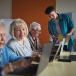 Wenn man allein nicht zurecht kommt, dann hilft es einen Kurs z. B. bei der Volkshochschule zu besuchen. Hier lernen Sie wie sie den Computer/Laptop mit dem Drucker verbinden. Bildquelle: © Getty Images / Unsplash.com