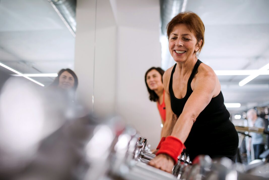 Inzwischen bieten auch Fitness Studios speziell auf die Generation 59plus abgestimmte Kurse an. Bildquelle: © Getty Images / Unsplash.com