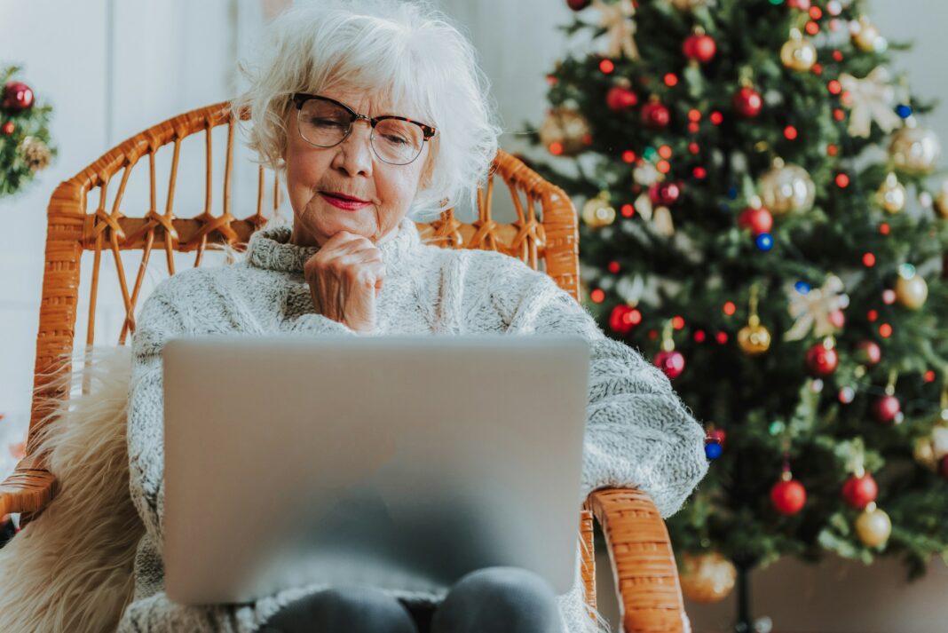 Viele Weihnachtsgeschenke werden inzwischen online gekauft. Achten Sie darauf für welche Bezahlart Sie sich entscheiden. Bildquelle: © Getty Images / Unsplash.com