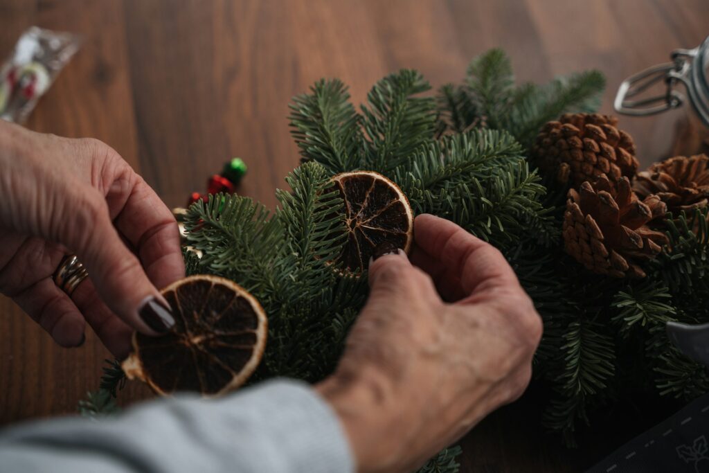 Nicht nur Frühblüher und Gräser können Allergien auslösen, sondern auch der Weihnachtsbaum. Bildquelle: © Charlie Harris / Unsplash.com