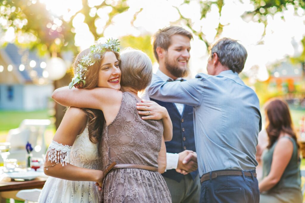 Die Hochzeit sollte mit zu den schönsten Ereignissen im Leben der eigenen Kinder gehören. Diese kann man z. B. mit liebevollen und individuellen Dankeskarten ein Stück weit unvergesslich machen. Bildquelle: © Getty Images / Unsplash.com