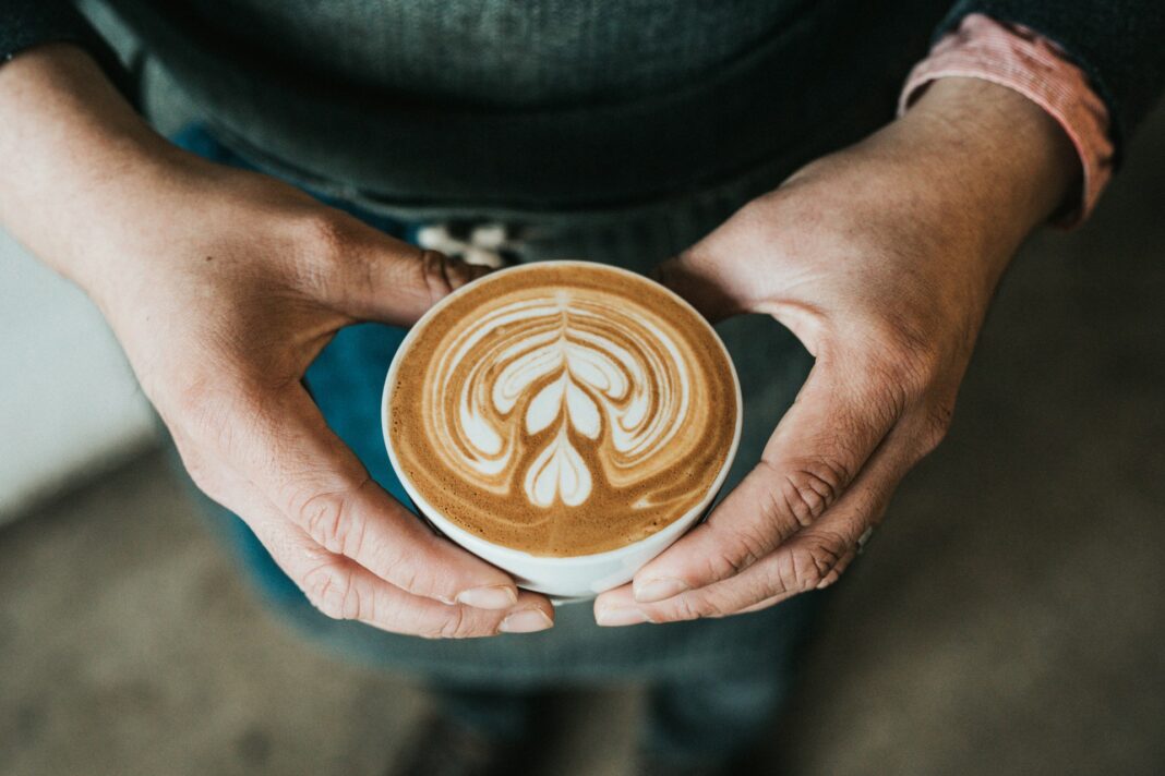 Kaffee ist ein Klassiker, der Jung und Alt gleichermaßen begleitet. Bildquelle: © Nathan Dumlao / Unsplash.com